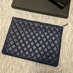 Chanel 2018 Quilted O-Case in navy ( rare )